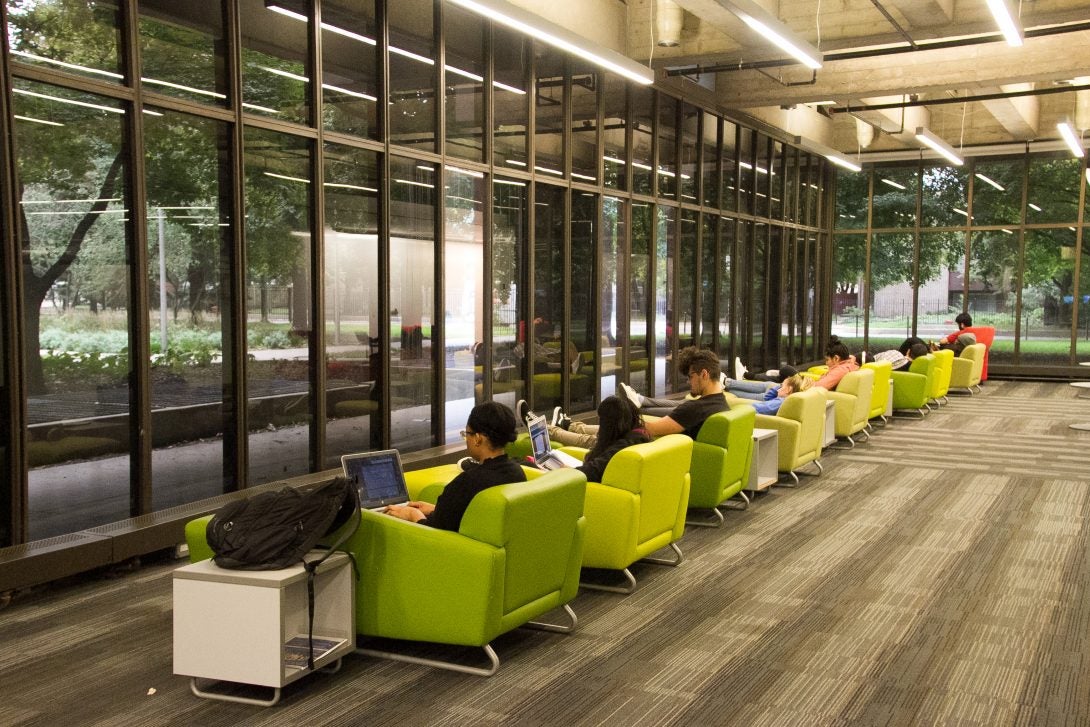 Students in UIC's Richard J. Daley Library