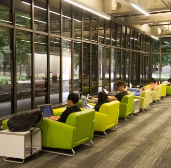 Students in UIC Richard J. Daley Library 